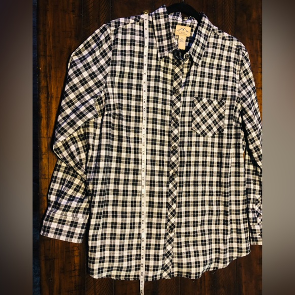 Plus size gingham button down shirt. XL (14-16) - Picture 5 of 5